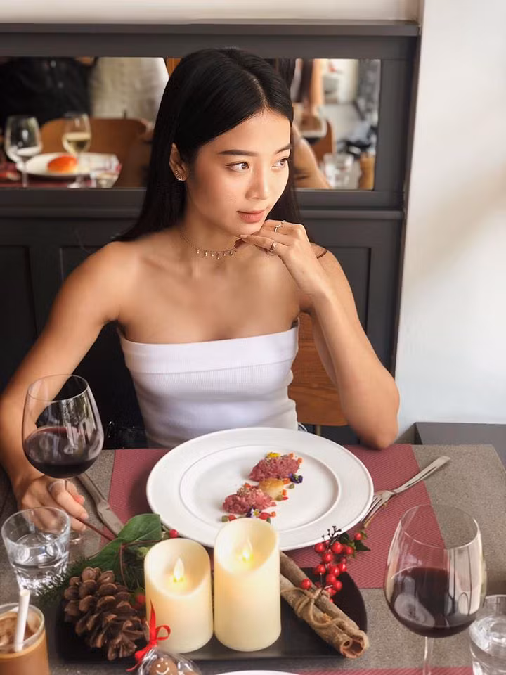 Kiểu áo quây hở vai trần sexy gợi cảm được Kiều Diễm yêu thích.