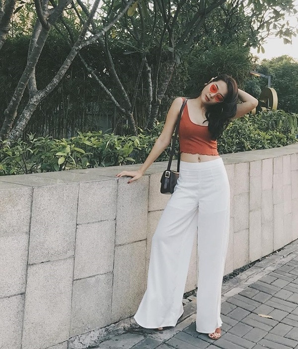 Cô nàng luôn tự biết cách chọn những trang phục phù hợp, hút mắt người nhìn, tôn lên vóc dáng của mình.