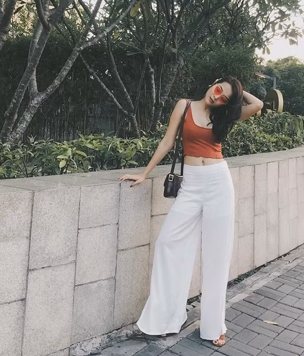 Cô nàng luôn tự biết cách chọn những trang phục phù hợp, hút mắt người nhìn, tôn lên vóc dáng của mình.