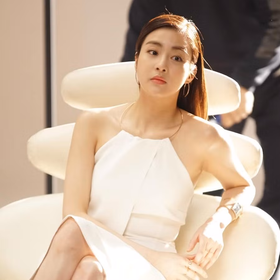 Trên các tạp chí thời trang, diễn viên 9x thường xuất hiện trong tạo hình kiêu kỳ.