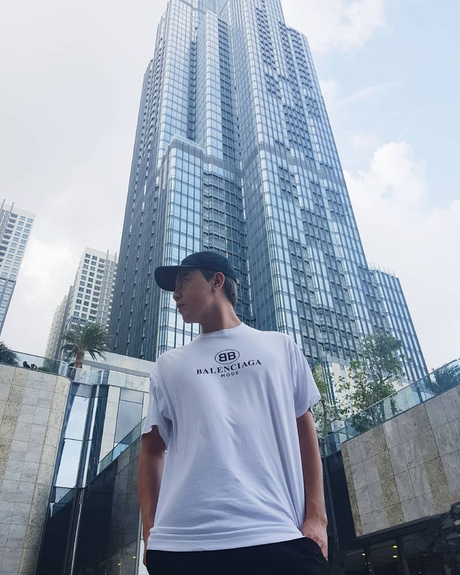 "Lượn thử một vòng mà cảm giác như cả Sài Gòn đang dồn về cùng chỗ", dòng trạng thái của stylist Mạch Huy đã mô tả đúng tình trạng bây giờ rồi.