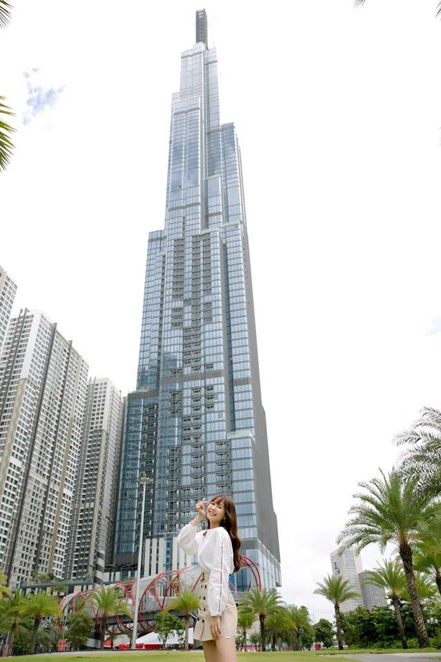 Nhung Gumiho đã gom hết cả Landmark 81 vào khung hình. Lại thêm một góc chụp cho ai muốn có ảnh đẹp nhé. Điểm thú vị là khi "sống ảo" với toà nhà này, dù bạn diện phong cách gì cũng hợp: Năng động, trẻ trung, sang chảnh hay "bánh bèo".