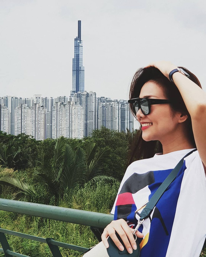 Siêu mẫu Thanh Hằng - huấn luyện viên The Face Vietnam 2018 lại có cách chụp rất thú vị. Ai bảo phải đến gần mới chụp được ảnh đẹp? Vấn đề nằm ở việc tinh tế bắt góc và chịu khó diễn sâu.