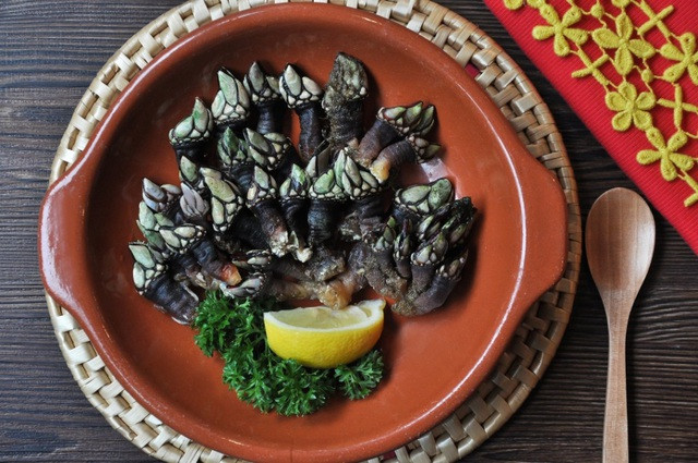 Có nhiều cách chế biến hà ngỗng như nướng hay ăn sống, nhưng ngon nhất phải kể đến phương pháp luộc với nước muối. Bản thân loài động vật mang hương vị của biển cả khá đặc biệt nên không cần chế biến quá cầu kỳ.