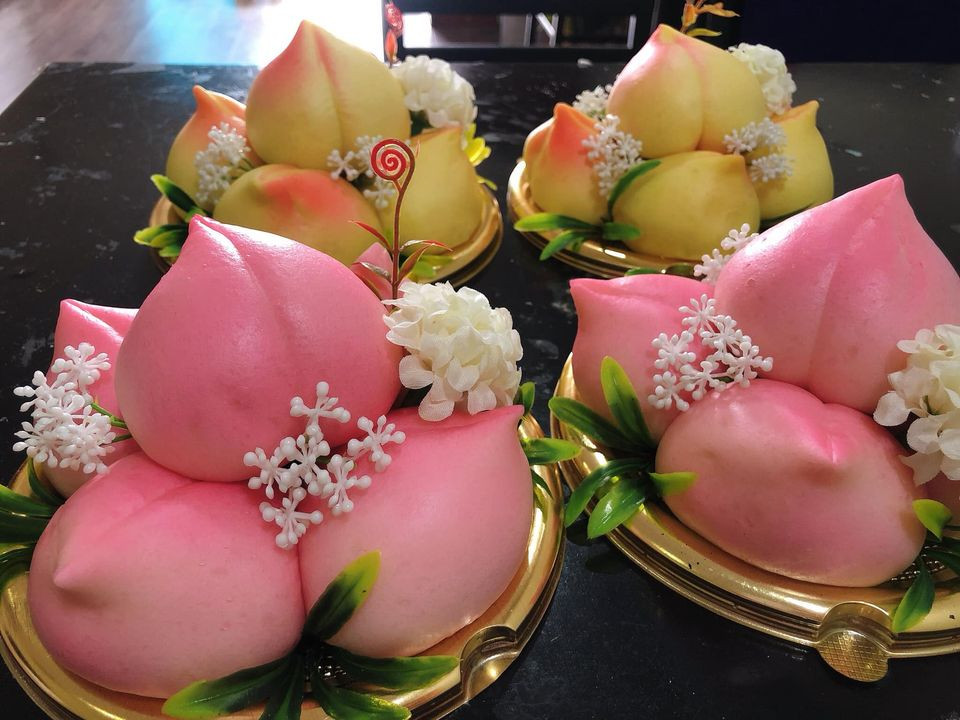 Cụ thể, tháp bánh bao có giá từ 90.000 đồng đến vài triệu đồng tùy số lượng bánh, còn khi bày đĩa giá dao động từ 50.000-180.000 đồng/đĩa. Một số nơi bán 8.000-13.000 đồng/chiếc,...