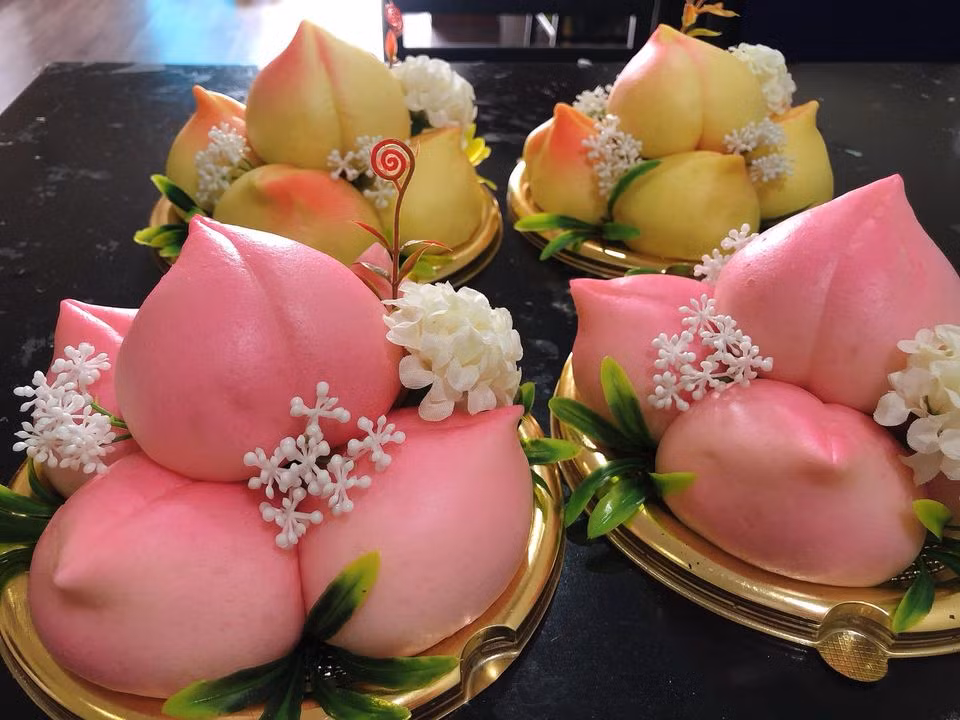 Cụ thể, tháp bánh bao có giá từ 90.000 đồng đến vài triệu đồng tùy số lượng bánh, còn khi bày đĩa giá dao động từ 50.000-180.000 đồng/đĩa. Một số nơi bán 8.000-13.000 đồng/chiếc,...