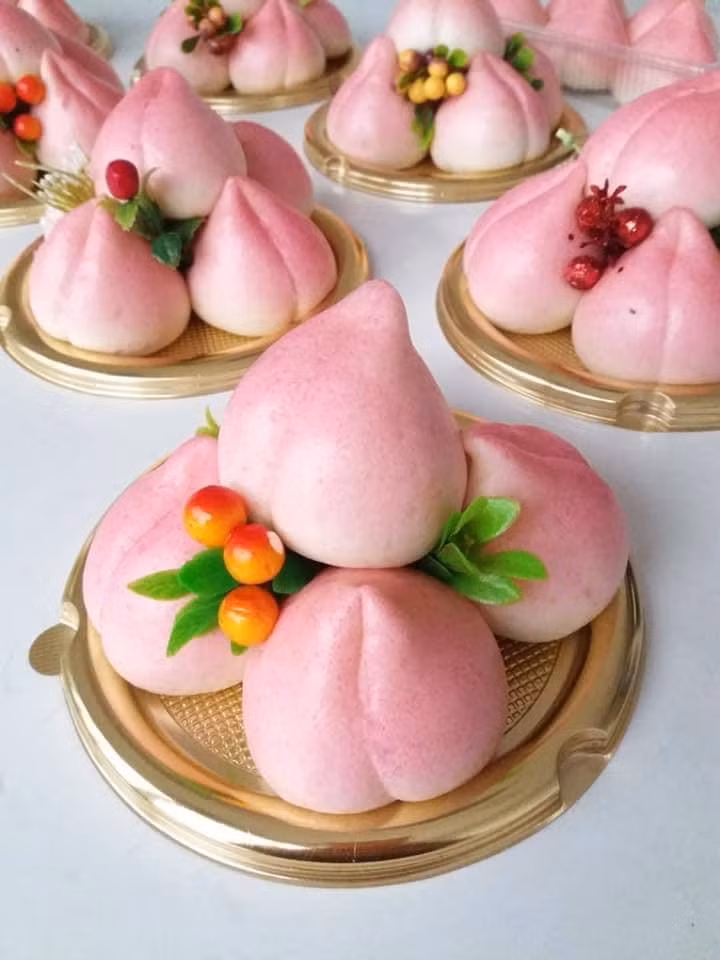 Tuy nhiên, bánh bao được dùng trong những dịp rằm, ngày lễ thường có tạo hình trái đào đặc sắc hơn, được làm một cách cầu kỳ, trang trọng hơn chứ không chỉ đơn thuần như các loại bánh bao bày bán thường thấy quanh năm.