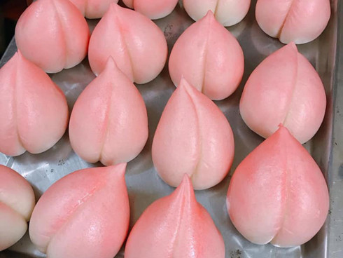 Nhiều người quan niệm rằng ngoài ý nghĩa tượng trưng là để cầu tài lộc, may mắn thì bánh bao cũng là mặt hàng dễ sử dụng, mùi vị thơm ngon, phù hợp với khẩu vị đa số người Việt.