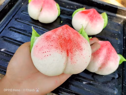 Trong những ngày lễ cần thờ cúng tổ tiên, ông bà, bánh bao cũng được sử dụng để dâng lên người đã khuất để bày tỏ tấm lòng thành kính, hiếu thảo cũng như cầu mong một năm sức khỏe, bình an, gặp nhiều may mắn, thuận lợi.