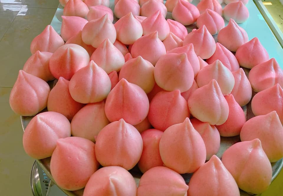 Món bánh bao đào tiên cũng là một trong những món không thể thiếu khi cúng lễ Rằm, rất nhiều người có nhu cầu mua về chuẩn bị để cúng gia tiên.