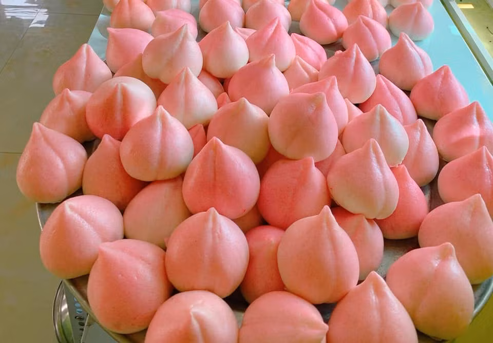 Món bánh bao đào tiên cũng là một trong những món không thể thiếu khi cúng lễ Rằm, rất nhiều người có nhu cầu mua về chuẩn bị để cúng gia tiên.