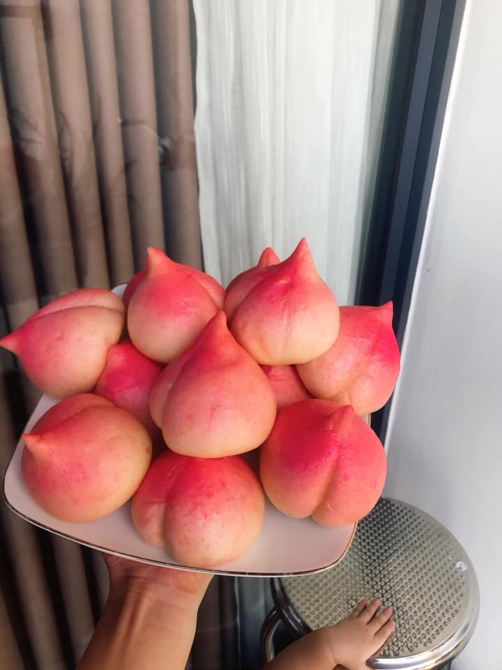 Loại bánh bao này có hình thức giống hệt quả đào tiên. Bên trong lớp vỏ bánh là các loại nhân đỗ xanh, nhân sen nhuyễn hoặc bánh chay không nhân.