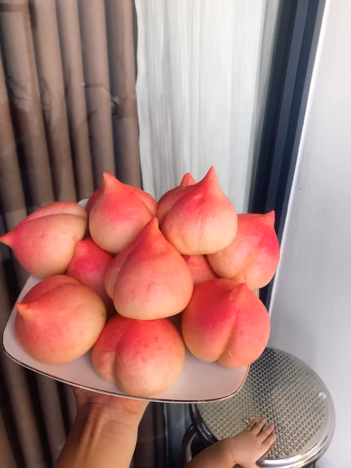 Loại bánh bao này có hình thức giống hệt quả đào tiên. Bên trong lớp vỏ bánh là các loại nhân đỗ xanh, nhân sen nhuyễn hoặc bánh chay không nhân.