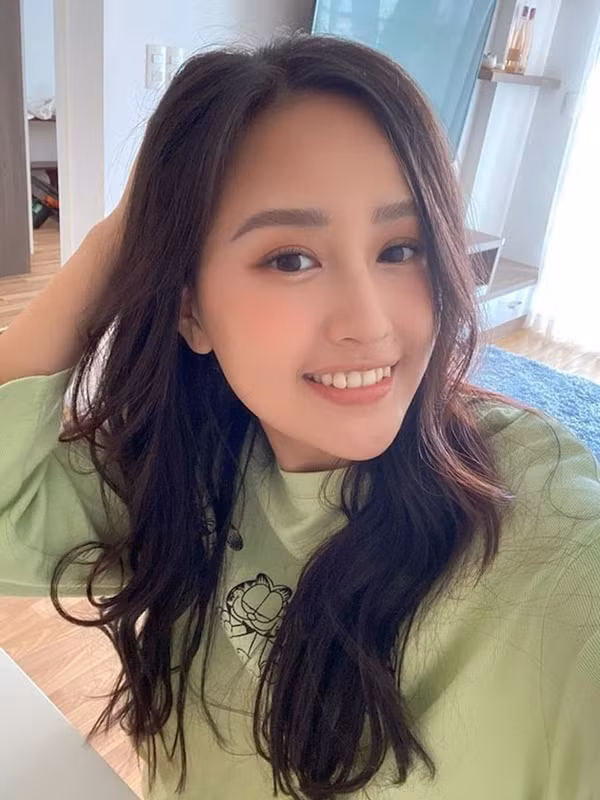 Hoa hậu Mai Phương Thúy trong những ngày tránh dịch ở nhà chỉ mặc áo phông xanh bơ đơn giản mà vẫn đủ xinh xắn.