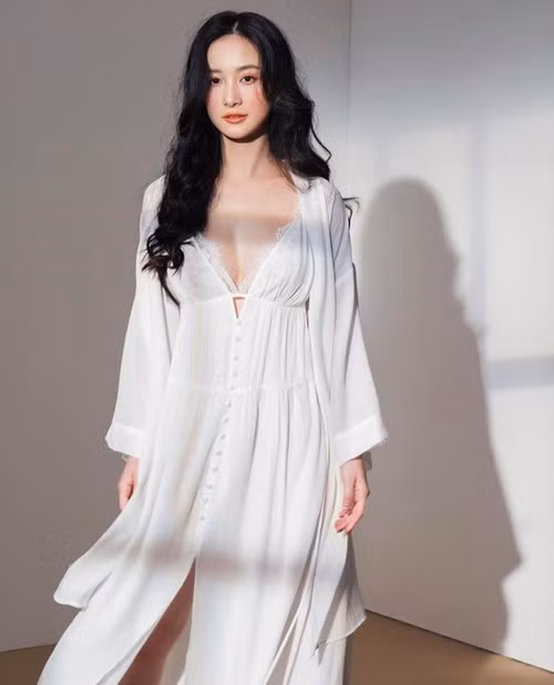 Jun Vũ từ khi chuyển mình theo phong cách gợi cảm cũng rất tích cực mặc váy cổ sâu để khoe ngực đầy.