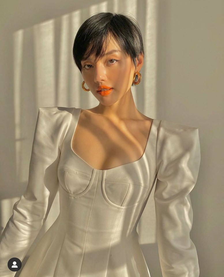 Dù tự cách ly ở nhà nhưng Khánh Linh rất chịu khó đầu tư quần áo và trang điểm chỉnh chu để có hình sống ảo.