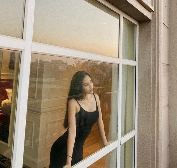 Dù ở nhà tránh dịch nhưng Hoa hậu Tiểu Vy vẫn khoe khéo đường cong nuột nà trong bộ váy ngủ 2 dây màu đen bằng chất liệu thun ôm sát.