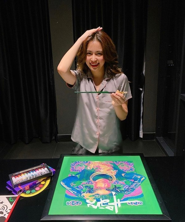 Hoàng Thùy Linh diện pajama giản dị ở nhà những ngày tránh dịch. Ảnh: FB. Mời độc giả xem video "Minh Hằng chia sẻ về phong cách thời trang". Nguồn: VTC.