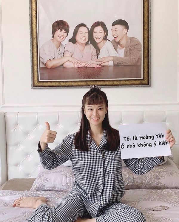 Ngoài những mỹ nhân ăn mặc gợi cảm ở trên, cũng có rất nhiều người đẹp khoác lên mình bộ cánh đơn giản, thoải mái nhất. Hoàng Yến Chibi dễ thương khi diện bộ pyjama kẻ ca rô trẻ trung.