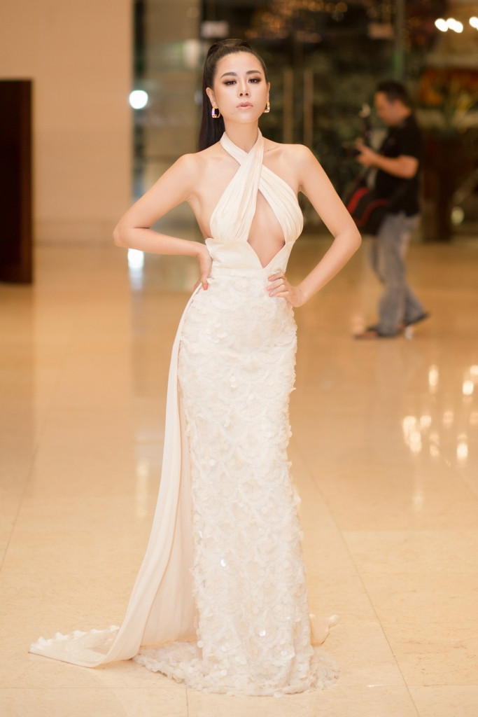 Với vóc dáng đẹp như tạc của mình, Nam Thư không ngại diện những bộ đầm cắt xẻ táo bạo. 