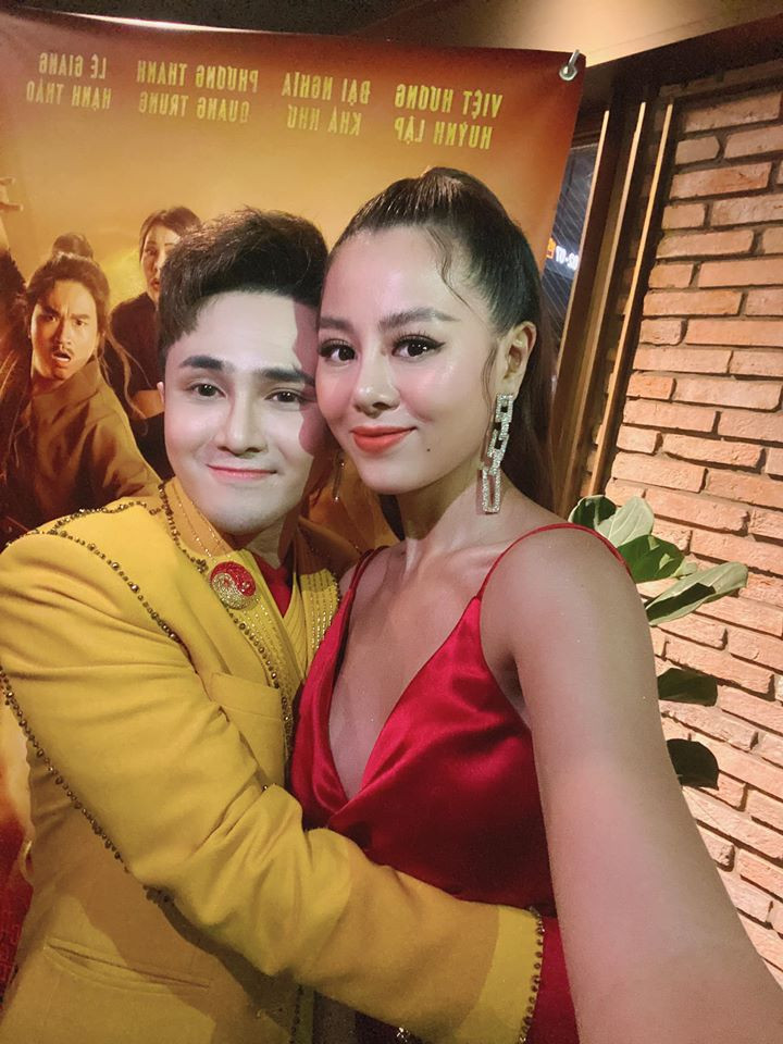 Những trang phục cắt xẻ táo bạo tôn lên vòng một gợi cảm của "kiều nữ làng hài". 