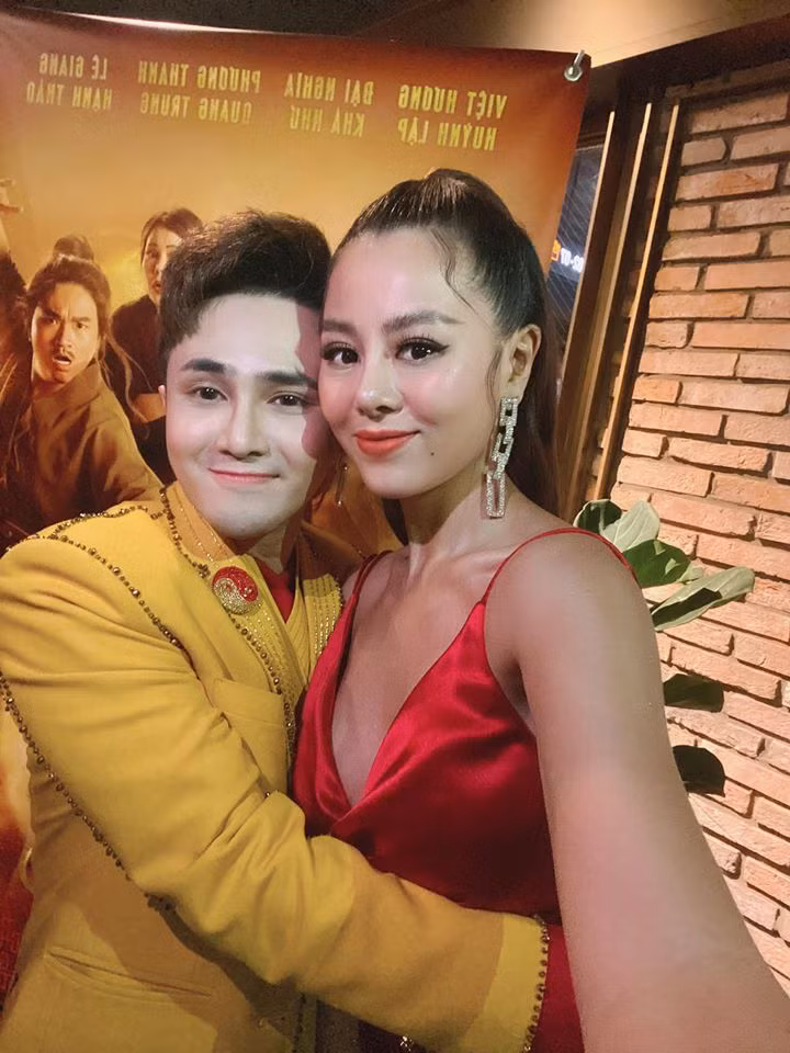 Những trang phục cắt xẻ táo bạo tôn lên vòng một gợi cảm của "kiều nữ làng hài". 