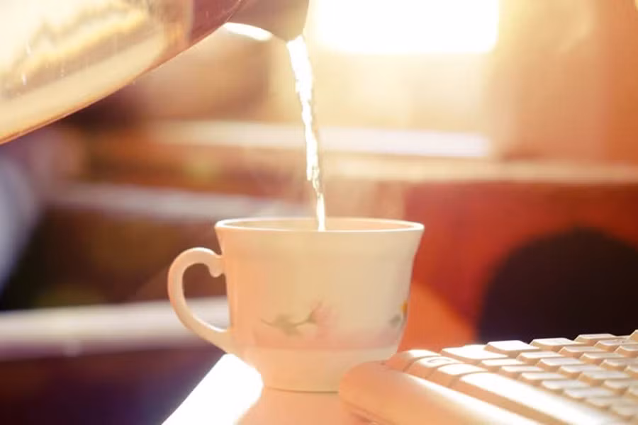 Uống nhiều nước trong thời tiết nắng nóng ngoài việc giúp cơ thể bổ sung đủ lượng nước, duy trì độ ẩm, độ đàn hồi cho da còn góp phần giúp đào thải các độc tố trong cơ thể tốt hơn, giảm hiện tượng nóng trong người, một tác nhân gây ra mụn và làm sạm da.