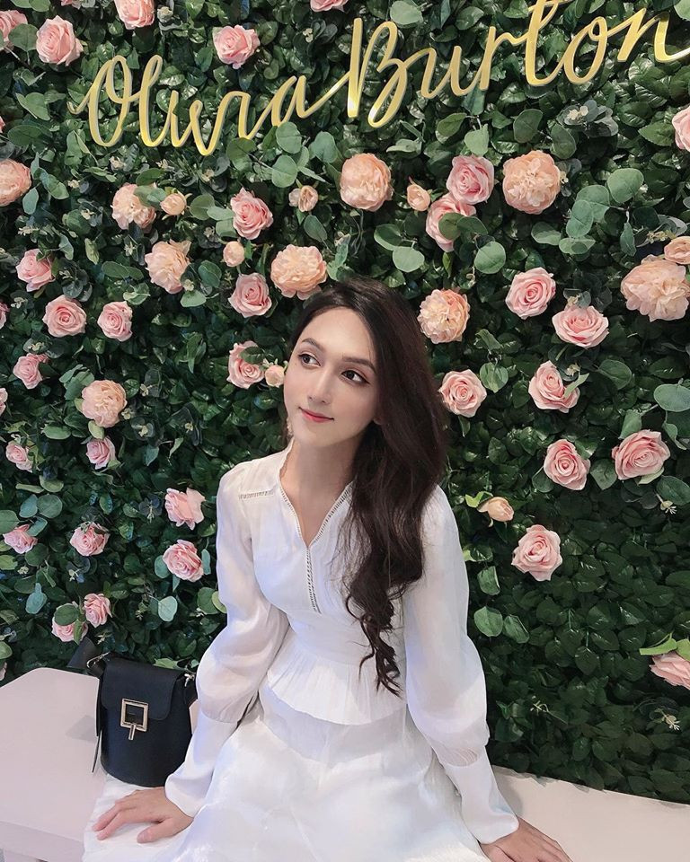 Tuy nhiên, cũng nhờ estrogen có tác dụng phân bổ lại mỡ, cơ bắp nên các đường nét trên gương mặt, cơ thể Hoàng Học nhờ đó dần trở nên mềm mại, bớt nam tính.