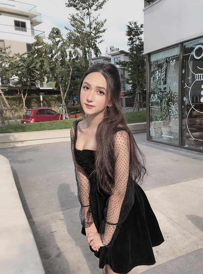 Hoàng Học bắt đầu tiêm hormone nữ từ 2 năm trước. Sự thay đổi nội tiết tố cũng khiến cô nàng trở nên nóng tính, dễ xúc động, ngủ hay giật mình hơn so với trước đây.