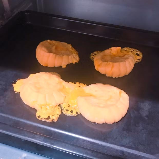 Chiếc bánh trứng muối "tràn trề" khiến hội mê bánh trung thu nhân lava “bái phục”. Ảnh: FB.