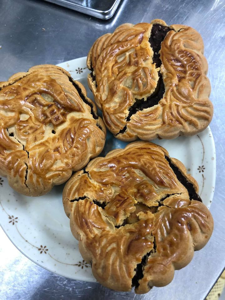 Bánh Trung thu là loại bánh đòi hỏi sự tỉ mỉ từ khâu chọn nguyên liệu cho đến kỹ thuật thực hiện. Vì thế, chỉ một chút sơ suất, người làm bánh hoàn toàn có thể phải nhận những mẻ bánh không như ý.