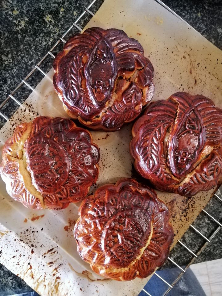 Những chiếc bánh từ cháy đen thui, nứt nẻ... được các chị em đăng lên khoe thành quả khiến ai nhìn cũng phải bật cười.