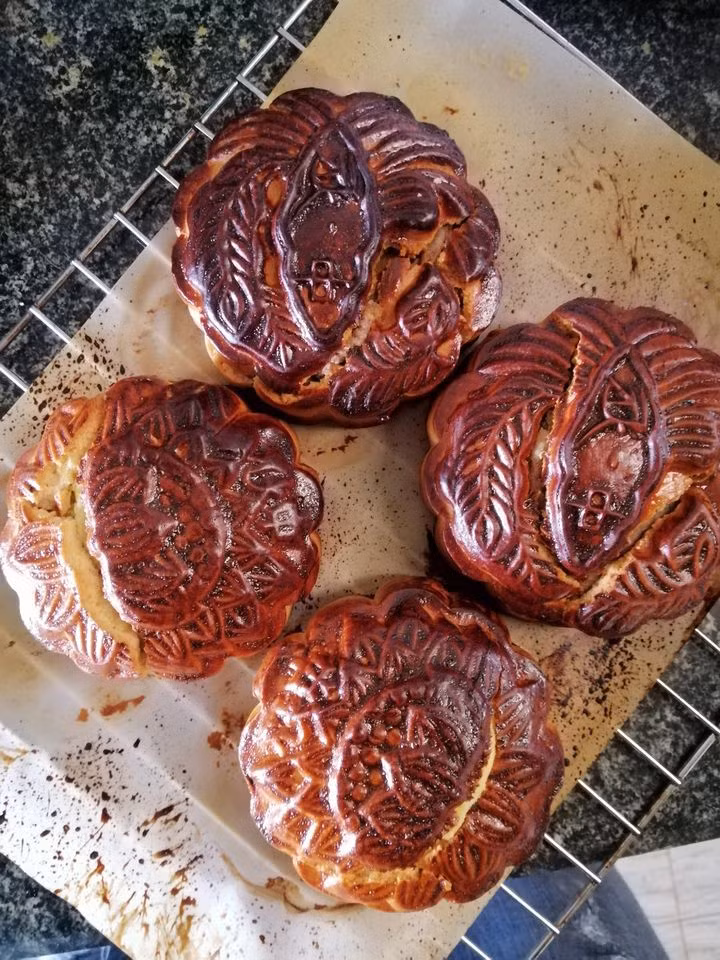 Những chiếc bánh từ cháy đen thui, nứt nẻ... được các chị em đăng lên khoe thành quả khiến ai nhìn cũng phải bật cười.