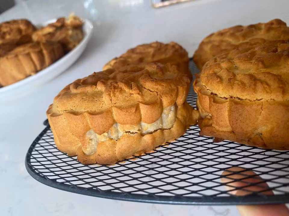 Sắp tới Rằm Tháng tám, thay vì mua sẵn ngoài cửa hàng, nhiều chị em phụ nữ lại thích trổ tài làm bánh Trung thu tại nhà.