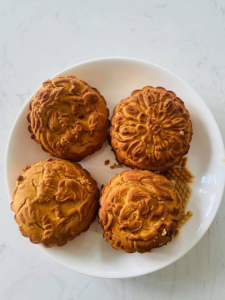 Thế nhưng trong số các mẻ bánh thành công cũng có rất nhiều người khoe những bánh Trung thu “phiên bản lỗi” khiến dân tình được phen cười nghiêng ngả.