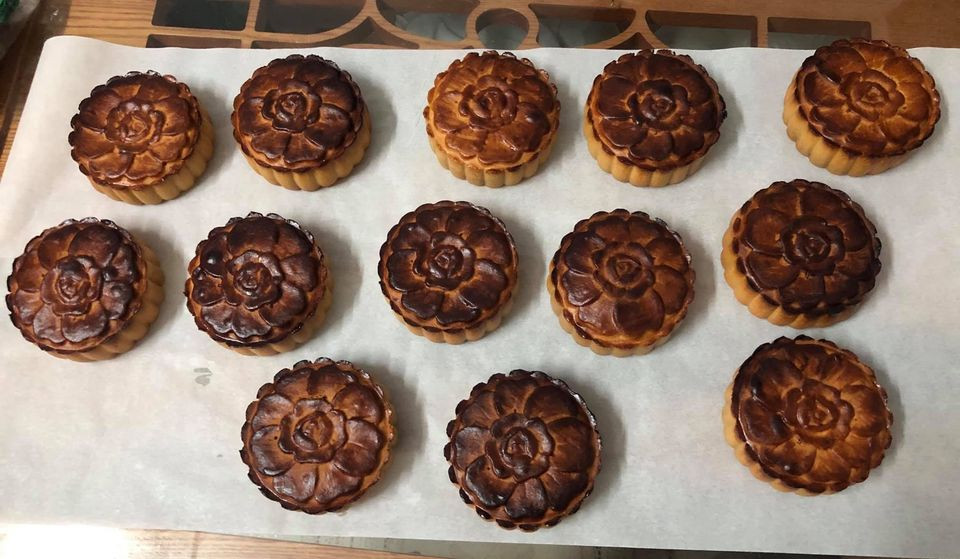 Nhiều người không ngần ngại khi chia sẻ những chiếc bánh Trung thu phiên bản bóng đêm của mình lên mạng xã hội.