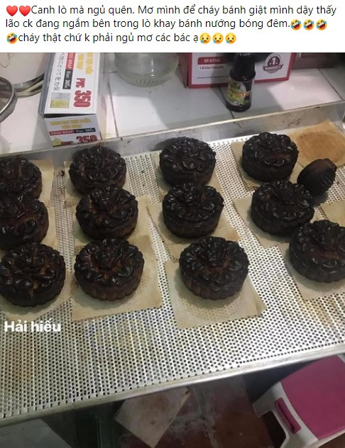 Nhìn những chiếc "bánh trung thu bóng đêm" trông chẳng khác nào cục than hồng đang cháy, dân mạng không khỏi thích thú. Một số người còn hóm hỉnh rằng, có thể nướng cháy đều đẹp vậy, âu cũng là một loại tài năng.