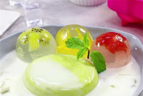 Món chè này hấp dẫn thực khách nhờ hình dáng tròn vo ngộ nghĩnh như viên bi ve, lớp thạch trong vắt, nổi bật phần hoa quả tươi ngon bên trong.