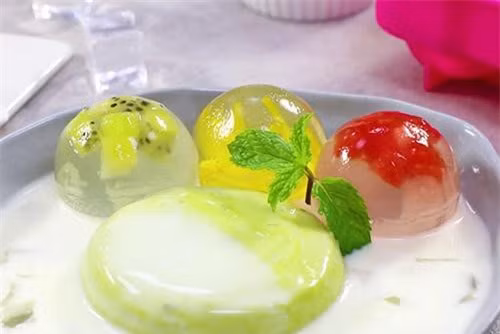 Món chè này hấp dẫn thực khách nhờ hình dáng tròn vo ngộ nghĩnh như viên bi ve, lớp thạch trong vắt, nổi bật phần hoa quả tươi ngon bên trong.