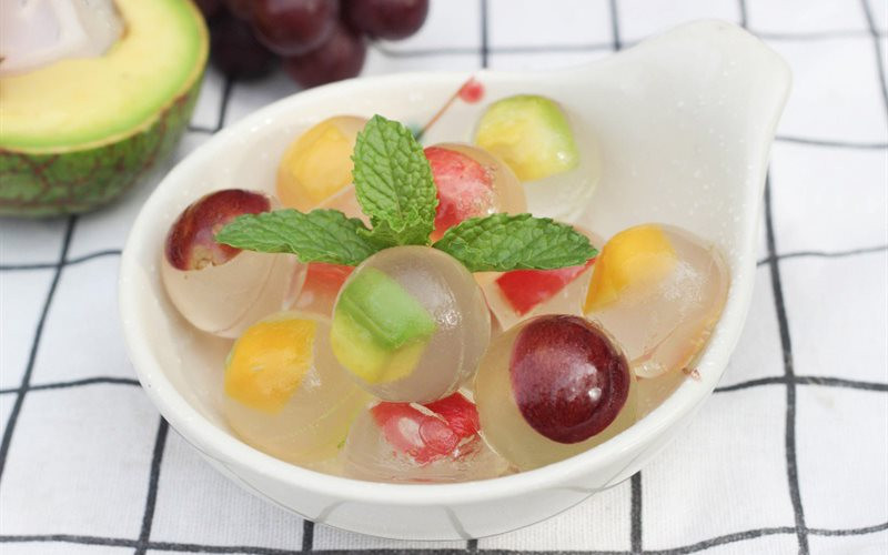 Loại thạch hoa quả này không sử dụng màu phẩm nhưng vẫn đủ rực rỡ. Hơn nữa, làm thạch trái cây không hề khó.