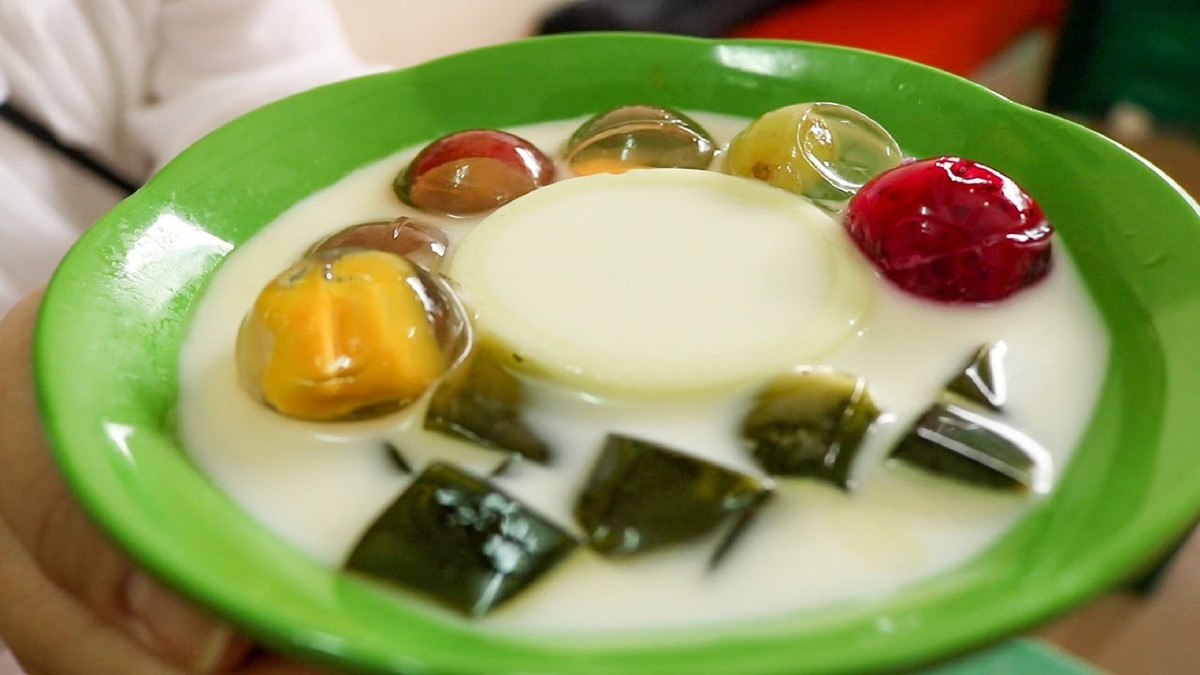 Chè thạch trái cây ăn kèm với đá bào thật ngọt mát, là món tráng miệng rất thích hợp cho những ngày nắng nóng mùa hè.