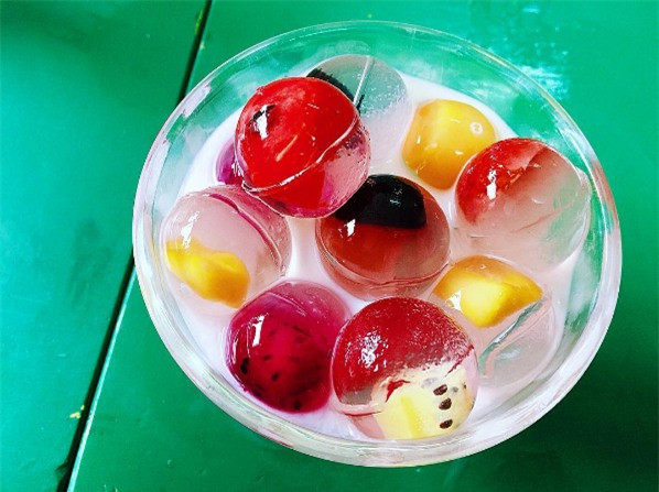 Với sự phong phú của trái cây tươi trong viên thạch, bạn hoàn toàn có thể vừa nhâm nhi vừa ngắm màu sắc món chè đầy hấp dẫn. Ảnh: Internet. Video "Chế biến món ngon từ nấm đông cô". Nguồn: VTC.