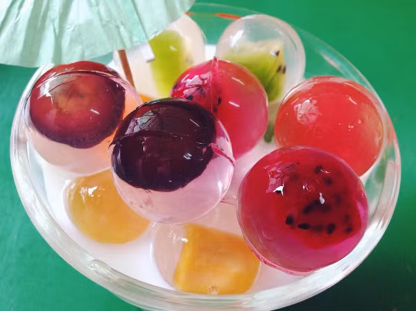 Các loại trái cây tươi ngon, sữa ngọt béo, cân bằng vị chua thanh của chanh, màu sắc và hương vị thơm ngon của thạch sâm dứa mang đến vị ngon quyến rũ khó cưỡng.