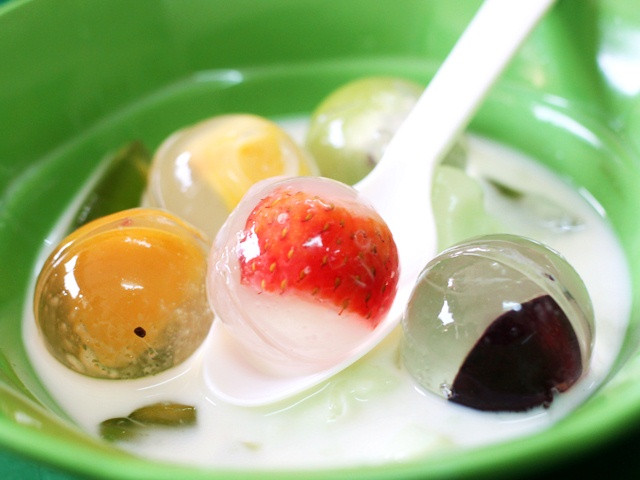 Trái cây được thái vừa miếng, cho vào khuôn tròn, đổ phần rau câu vừa nấu và để nguội 5 phút lên trên, đợi thạch tự đông.