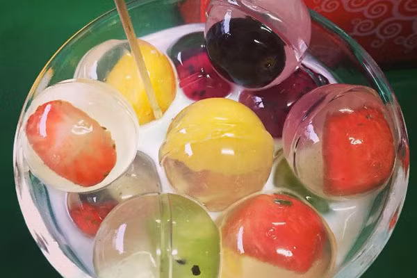 Bơ được nấu kèm nước cốt dừa càng làm tăng vị béo ngậy. Đây chắc chắn sẽ là một trong những món tráng miệng được yêu thích nhất trong mùa hè.