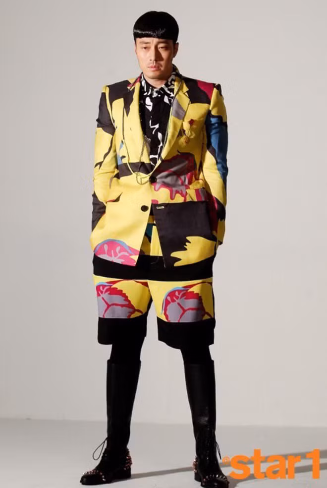 So Ji Sub diện bộ suit vàng họa tiết diện cùng boots cao cổ, kèm quần tất đen gây khó hiểu khi chụp hình tạp chí. Kiểu tóc mái ngố làm mất đi vẻ nam tính trên gương mặt của anh.
