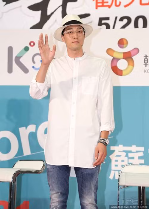 Nam diễn viên So Ji Sub vốn bảnh bao, lịch thiệp trên màn ảnh nhưng ngoài đời, anh lại bị đánh giá kém tinh tế bởi cách lựa chọn trang phục già dặn, khó hiểu.