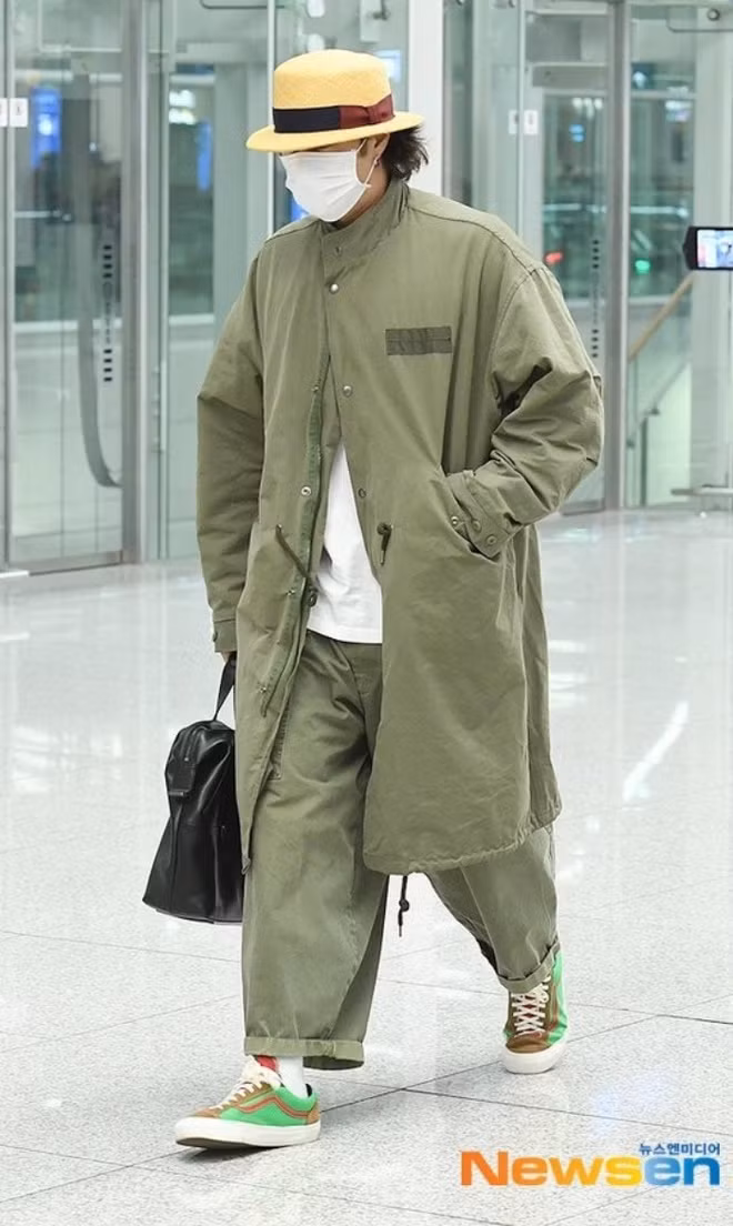 Phong cách thời trang già dặn, thùng thình của nam tài tử xứ Hàn làm mất đi vẻ nam tính lịch lãm vốn có của anh.