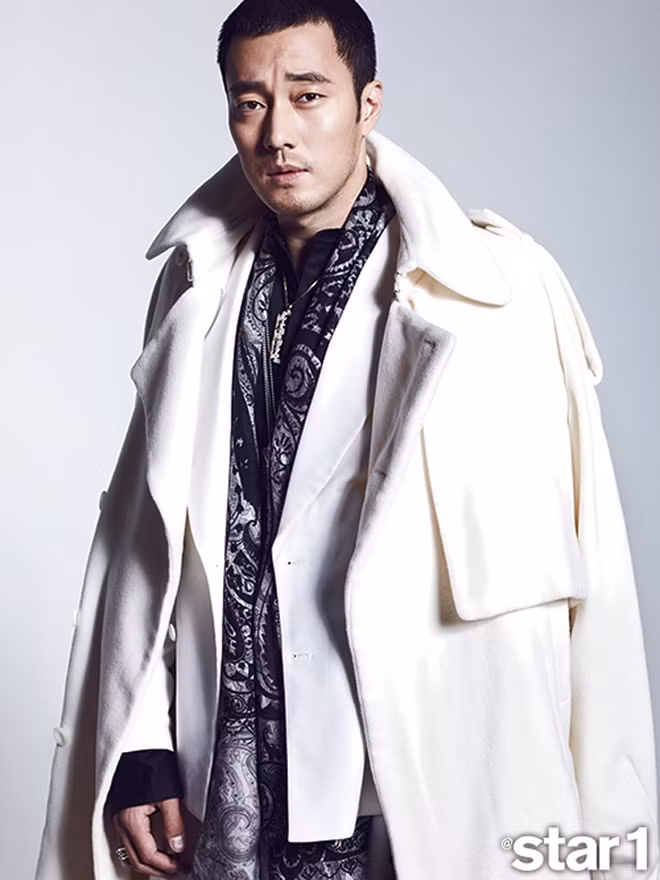 Vài năm gần đây, nam diễn viên đã dần lột xác với hình ảnh nam tính hơn cùng những trang phục thanh lịch như suit, áo khoác dáng dài, quần tây...