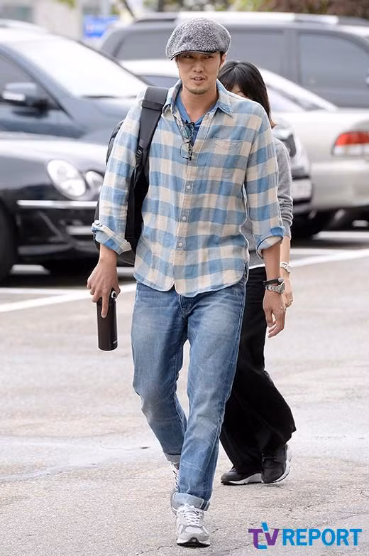 Dù diện trang phục trẻ trung, anh vẫn không được người hâm mộ đánh giá cao bởi sự kết hợp các items không ăn nhập với nhau.